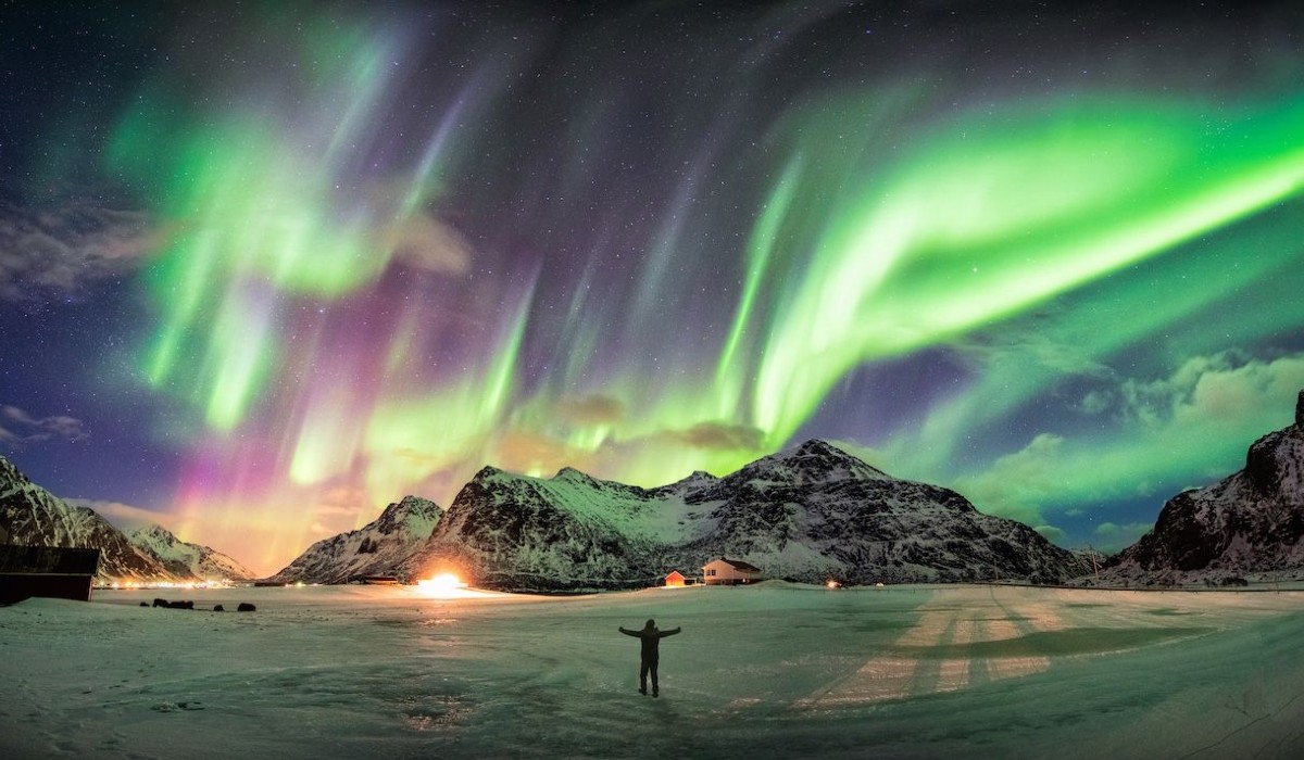 Persona observando la aurora boreal