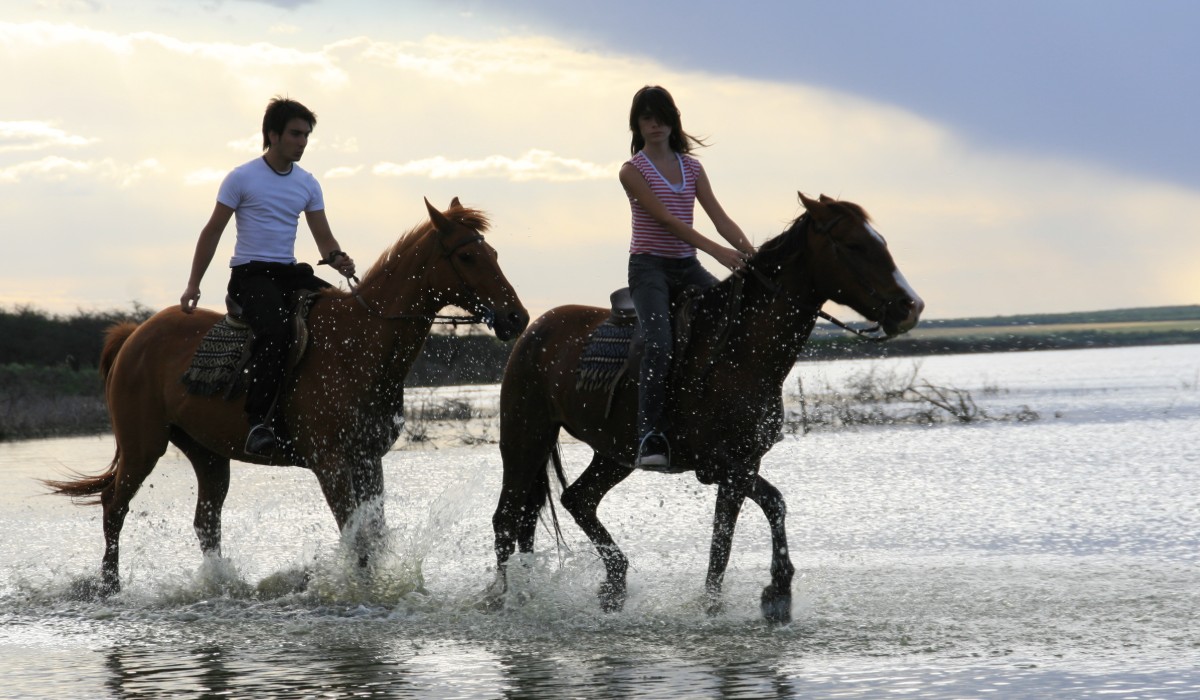 Personas cabalgando en el campo.